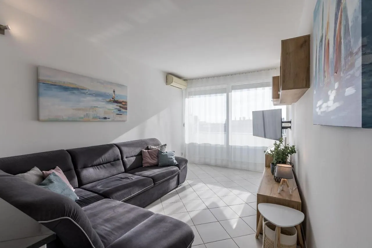 Sundowners Apartment, 52Qm, Double & Single Bed, 10 Min From Old Town Of Σπλιτ 0*,  Κροατία